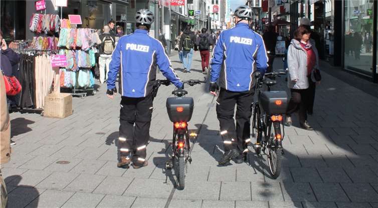 Jörg Ueberholz und Hans-Jürgen Krite auf Fahrradstreife in der Löhrstraße. Fotos: Polizeipräsidium Koblenz