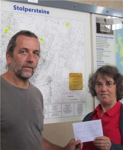 Jörg Wiederhold überreicht Frau Elz-Eichler eine Spende in Höhe von 150 Euro.Jörg Wiederhold