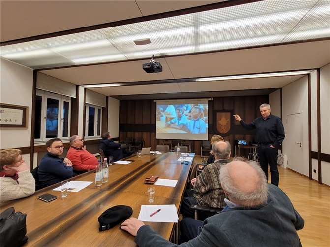 Jörg Zimmer berichtete von seinen Ruanda-Reisen und der Eröffnung einer Schule.  Foto: Stadt Bendorf
