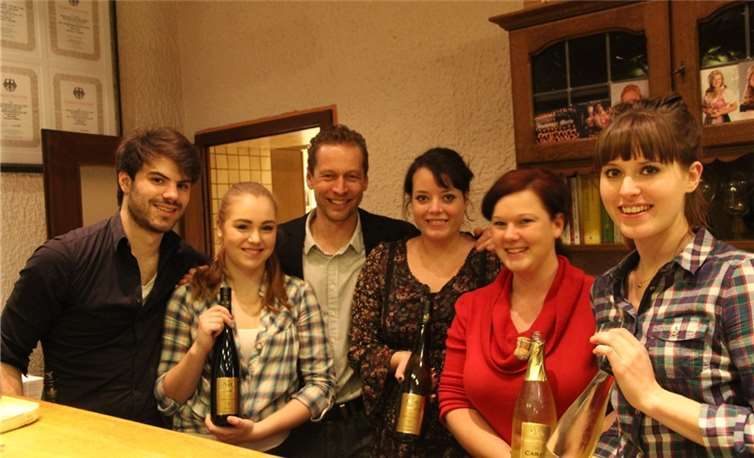 JörgSchäfer (3. v. l.), das Team vom Weingut Sonnenberg laden ein zu einem Sektempfang und anschließendem Wildmenü. privat