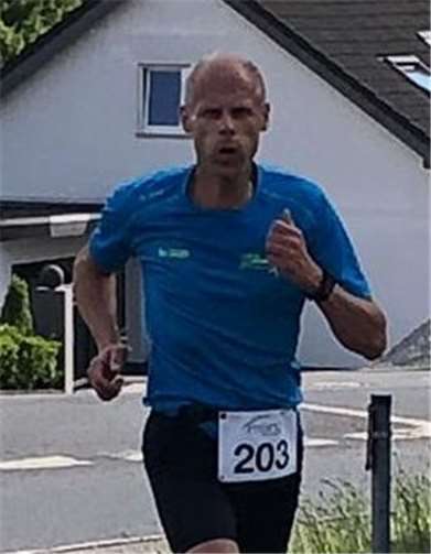 Jörn Daleki kurz vor dem Zieleinlauf beim 10 Kilometer-Lauf in Alsbach.