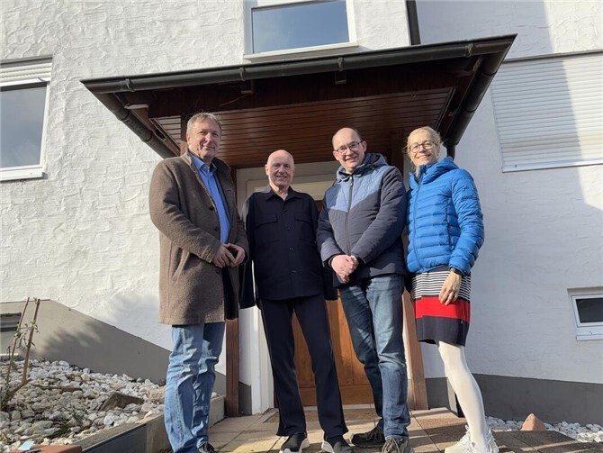 Jörn Kampmann (2. von rechts), Schatzmeister der Lebenshilfe, gemeinsam mit (von rechts) Ute Voß, und Ulrich van Bebber aus dem Vorstand sowie Geschäftsführer Frank Scheider beim Ortstermin am inklusiven Wohnprojekt in Bad Neuenahr-Ahrweiler. Kampmann begrüßt ausdrücklich, dass die Lebenshilfe auch in seiner Heimatstadt Wohnraum für Menschen mit Beeinträchtigungen schafft. Foto: Ute Voß