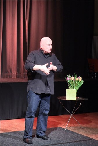 Jörn-Uwe Wulf erzählt in Niederbieber Märchen zur Vergänglichkeit. Foto: Ellen Erdbeer