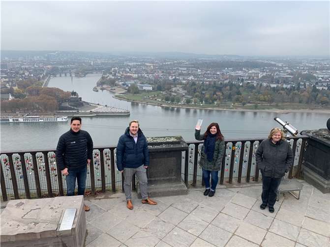 Jörn Voss, feratel, überreicht den Preis an die Partner (Johannes Bruchhof, Koblenz Touristik, Kristina Neitzert, Romantischer Rhein Tourismus GmbH und Birgit Stuhlmacher, GDKE, v.l.n.r.) auf der Festung Ehrenbreitstein. Foto: Romantischer Rhein Tourismus