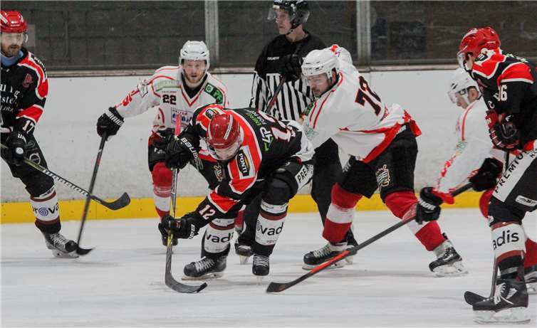 Joey Davies an der Scheibe. Gegen Ratingen musste die EGDL harte Arbeit auf dem Eis leisten.