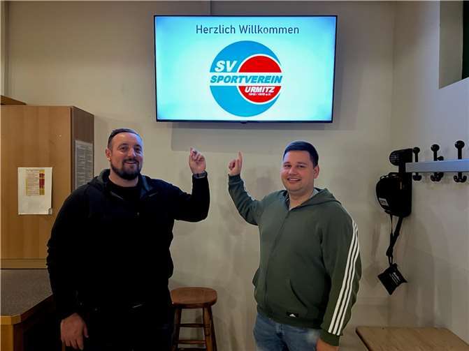 Für 35OO „Scheine“ einen großformatigen Fernseher erhalten Joffrey Will und Tim Pieper installierten das Fernsehgerät im Foyer der Peter-Häring-Halle.