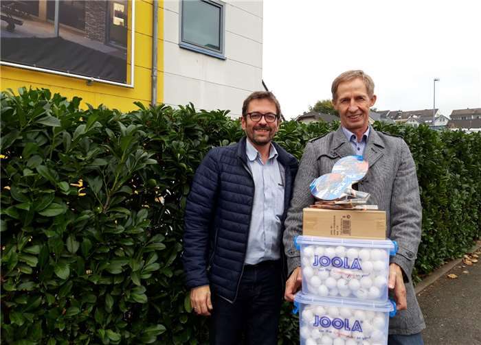 Johann Bartel, als Vertreter des Vereins, beim Empfang des „Überraschungspakets“. Foto: privat