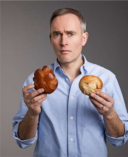 Johann König gastiert am 5. März in Koblenz sein neues Programm „Milchbrötchenrechnung“. Boris Breuer