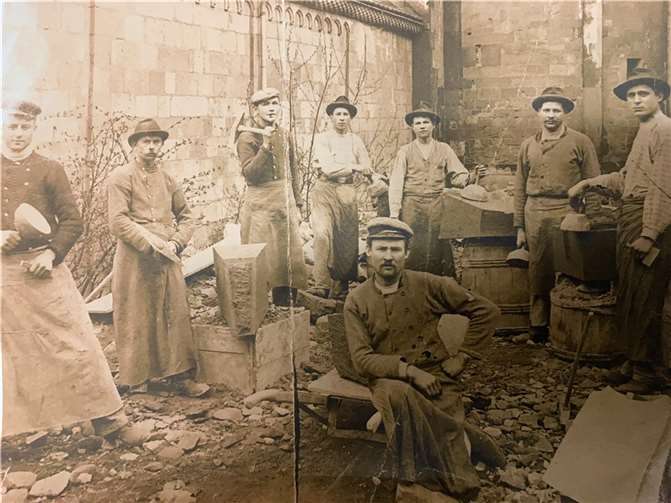 Johann Kröll (2.v.r.) und Mathias Helmes (2.v.l.) mit weiteren Steinmetzen.  Fotos: