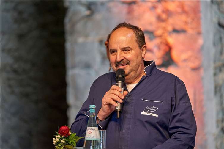 Johann Lafer hat das Muttertagsmenü in der Sayner Hütte nicht nur kreiert, sondern begleitete jeden Gang auch mit ein paar einleitenden Worten. Ganz nach seinem Lebensmotto „Das Produkt ist der Star“ kamen nur ausgewählte Lebensmittel auf den Teller . Foto: Sascha Ditscher/evm
