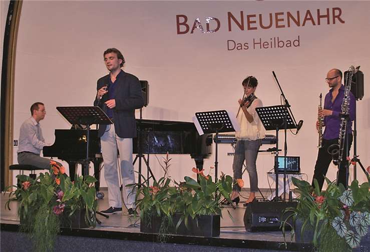 Johann-Peter Taferner (2.v.l.) sang verschiedene Titel von Udo Jürgens, er wurde musikalisch unterstützt von Itai Sobal (Klavier), Edit Koledich (Violine) und Kristof Dömötor (Saxophon, Klarinette). SCHÜ