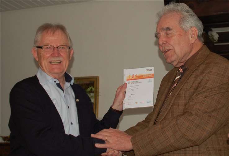 Johann Werner Kessler erhält das 55. goldene Sportabzeichen von Peter Hünermann. privat