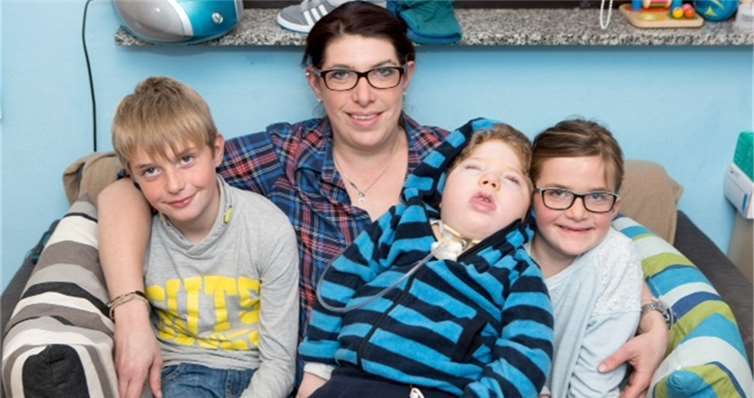 Johann mit Mutter Sandra Beu, Bruder Paul und Schwester FranziskaBunter Kreis Rheinland/ Arne Flander