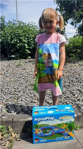 Fünf glückliche Gewinner freuen sich über eine eigene Wasserbahn Johanna (4 Jahre).