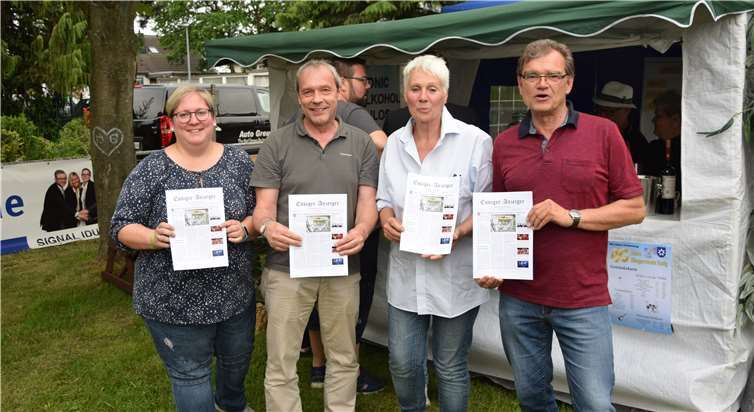 Johanna Bienentreu mit den Vorstand des Bürgervereins Esther Scheuß, Bernd Großmann und Wolfgang Meier präsentieren ihre Zeitung.Fotos: EICH