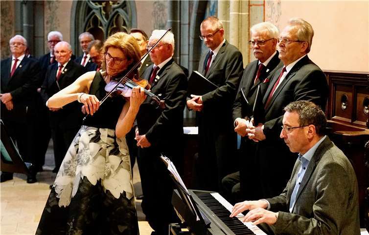 Johanna Bolwin-Syre und Klaus Dieter Holzberger gabeneine Gelegenheit zur Meditation bei Violine und Klavier.
