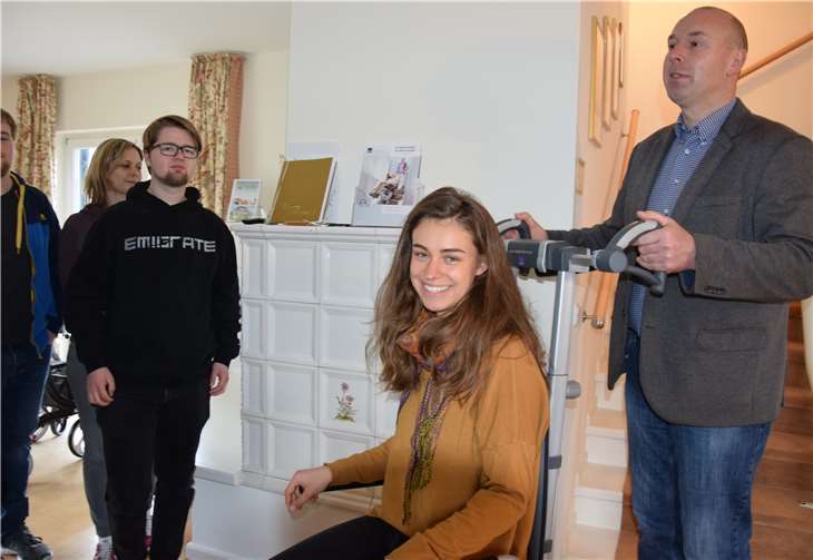 Johanna Bürger testete den mobilen und fest installiertenTreppenlift mithilfe von Frank Tritt vom Medi-Center.