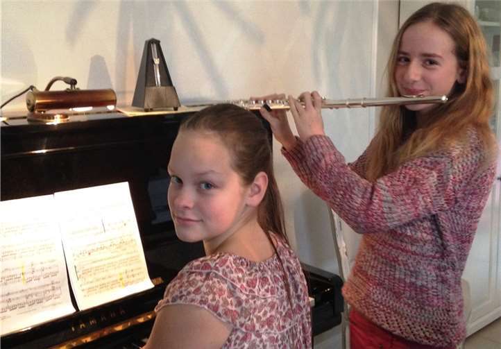 Johanna Dück am Klavier und Lina Hambach an der Querflöte musizieren zusammen. KMS MYK