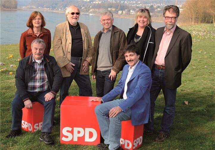 Johanna Eitelmann-Graeff (stehend, v. l.) , Ullrich von Tolkacz, Klaus Oost, Bettina Stahn, Gunther Fröhlich, sowie Wolfgang Zeni und Dieter Hünerfeld. Es fehlt Volker Weinberg. privat