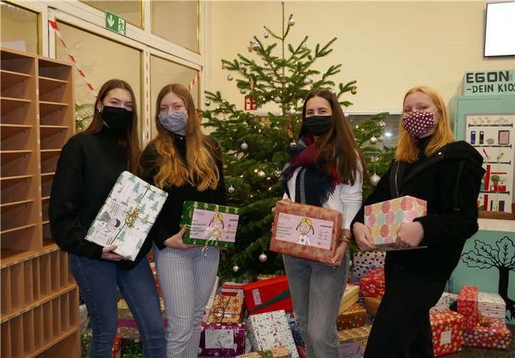 Johanna Giehl, Lili Trifan, Rica Zieger und Paula Herzhoff (v.l.) übergaben stellvertretend für die Schülerschaft des Eichendorff-Gymnasiums Päckchen an die Mitarbeiter des Malteser Hilfsdienstes.Foto: Hansjörg Schütz