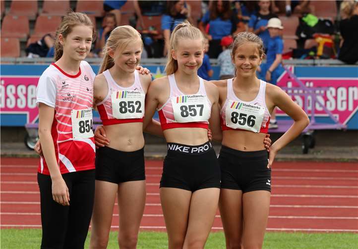 Johanna Karst, Lena Eichhorn, Nele Merta, Lisa Sophie Lemke (von links) gewannen die U14-Staffel.