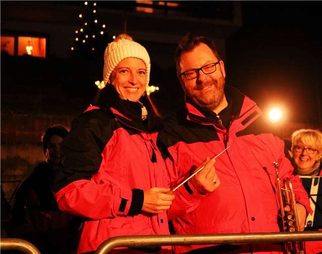 Johanna Krämer, die dem Verein als stellvertretende Dirigentin erhalten bleibt, übergab den Dirigentenstab im Rahmen der Veranstaltung an Walter L. Born.