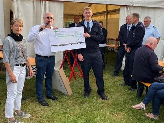 Johanna Lenz und Johannes Hogeback von der Wählergruppe Demokratie vor Ort Erpel e.V. überreichen an Max Marche, 1.Vorsitzender des FV FFW Orsberg e.V. den Spendenscheck. Foto: privat