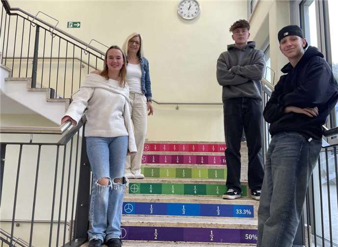 Johanna Nowak, Elke Meyer, Nils Röhr und Elias Beth präsentieren stolz, wie die Bildung am Bau das Erklimmen der Lernstufen im Bereich der Prozentrechnung erleichtert.  Foto: Amy Gräfen