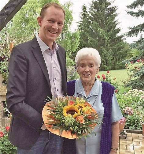 Johanna Nuhn wird von Ortsvorsteher Michael Kappl zu ihrem runden Geburtstag beglückwünscht.privat