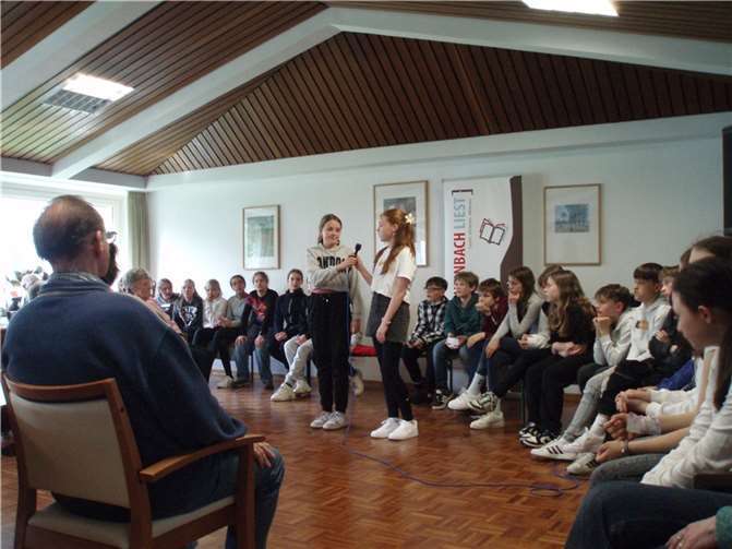 Johanna Roelvink und Louisa Lommatzsch, 6b, tragen „An die Eltern“ vor.  Fotos: privat