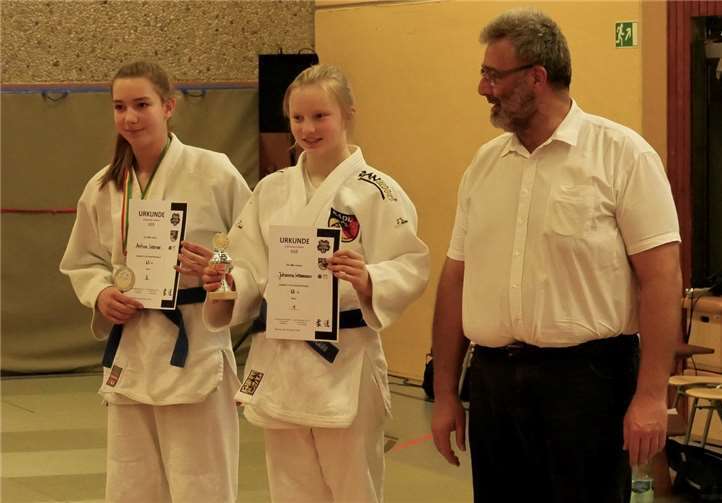 Johanna Wesemann (Mitte) erkämpfte sich im Finale gegen Anita Werner einen Sieg durch Seoi Nage und somit einen super ersten Platz. Fotos: privat