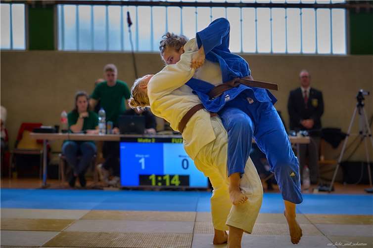 Johanna Wesemann kontert die hessische Meisterin mit Ura-nage aus.