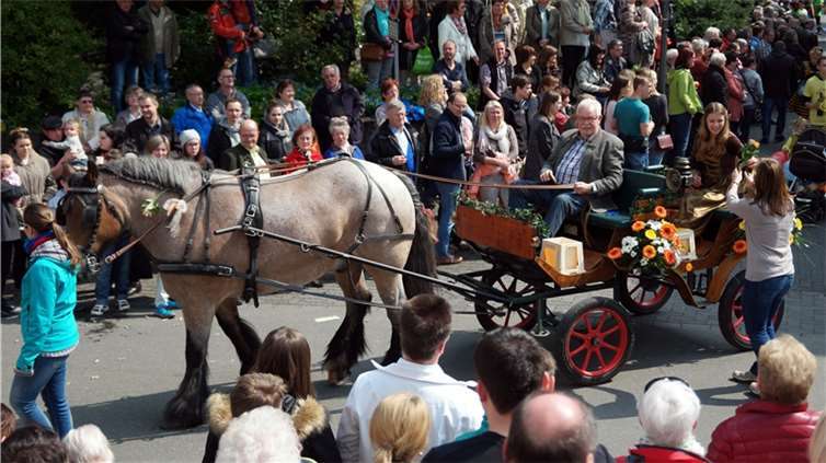 Johanna verteilte von der Kutsche des Ortsrings 700 Rosen an die Zuschauer.
