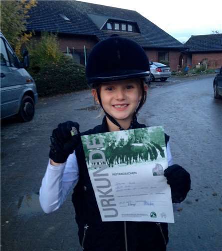 Johanna zeigt sich stolz mit ihrer Urkunde.