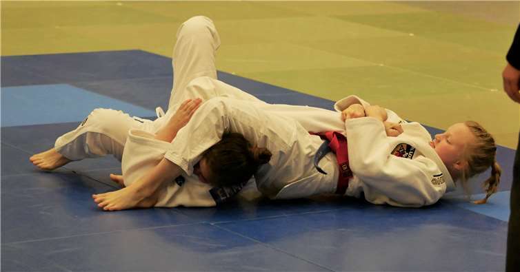 Johanna zwingt Ema Kufler (Luxemburg) mit einem Armhebel zur Aufgabe.