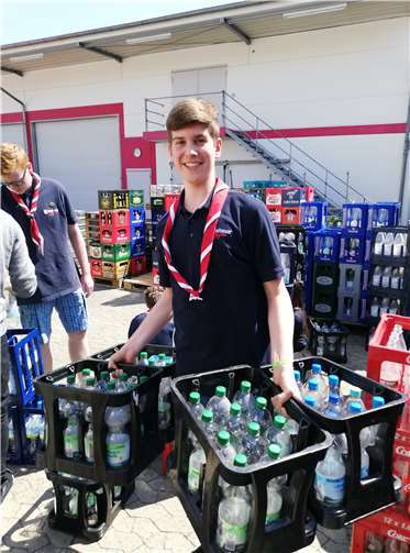 Johannes (15) und die anderen Malteser Jugendlichen konnten vor allem bei Getränke Küster viele Deckel sammeln.