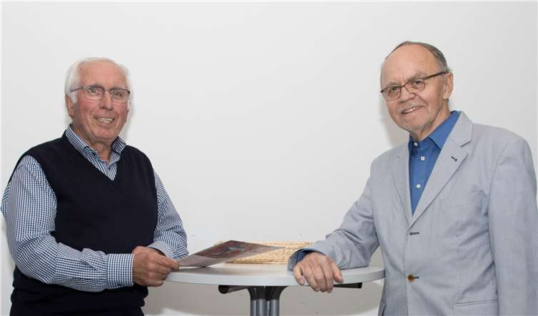 Johannes Adenäuer (links) kam auf Anregung von Dr. Walter Töpner mit einem reich bebilderten Vortrag nach Niederbachem.