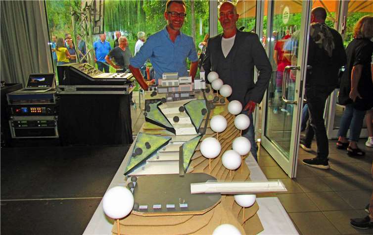 Johannes Ahsenmacher und Architekt André M. Amerkamp vor dem Modell des Krahnenburg-Komplexes.MKA