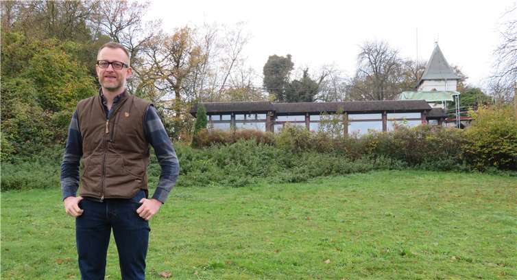 „Krahnenburg“ als Herzensangelegenheit  Johannes Ahsenmacher vor dem neu erworbenen Objekt. Das vorgelagerte Grundstück bis zur Aussichtskanzel gehört der Stadt.MKA