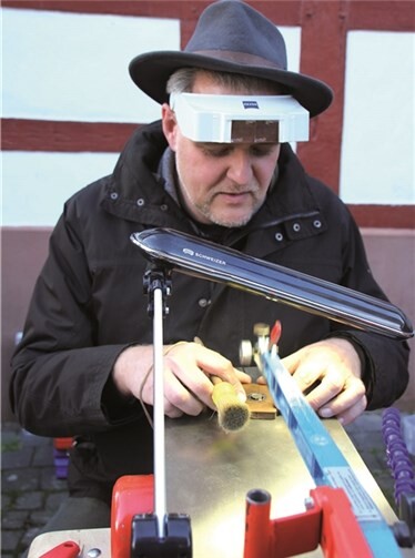 Johannes Alfter aus Bonn zeigt auf dem Markt die hohe Kunst des Münzengravierens.