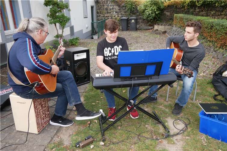 Johannes Antweiler, Sohn Jonas und Samuel Lauffer (v. Links) sorgten für die musikalische Untermalung.