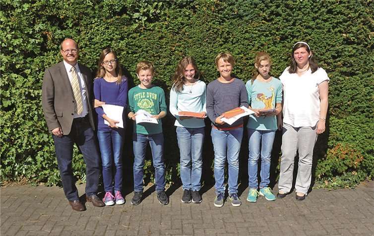 Johannes Arnold (1. stellv. Schulleiter, links), Heike Opgenorth-Hoffmann (Koordinatorin, rechts), Juliane Claaßen, Luca Wallstein, Henri Lewin, Rebeka Lüttke, Sophia Ganzert (Siegerin des Wettbewerbs, Mitte).privat