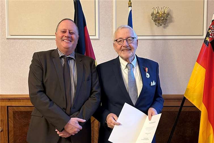 Johannes Ballensiefen (li.) überreichte die Landesverdienstmedaille an Rainer Linnig (re.). Foto: SGD Nord / Christiane Gandner
