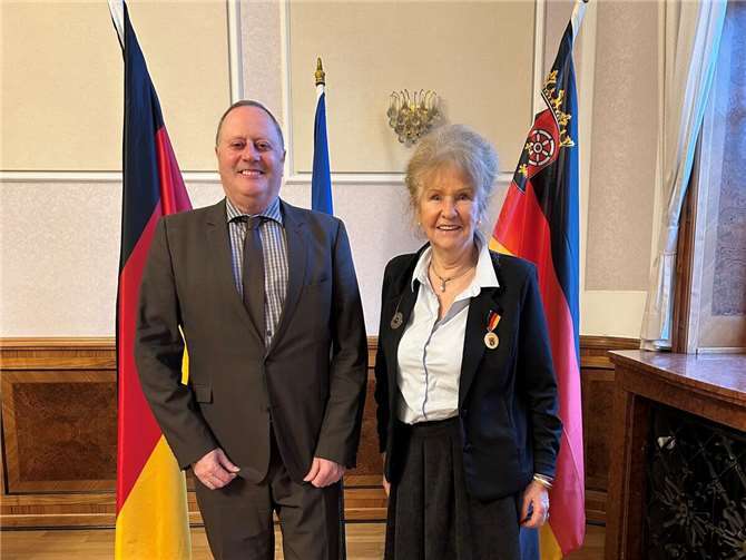 Johannes Ballensiefen (li.) überreichte die Landesverdienstmedaille an Brigitte Hilgert-Becker (re.). Foto: SGD Nord / Christiane Gandner