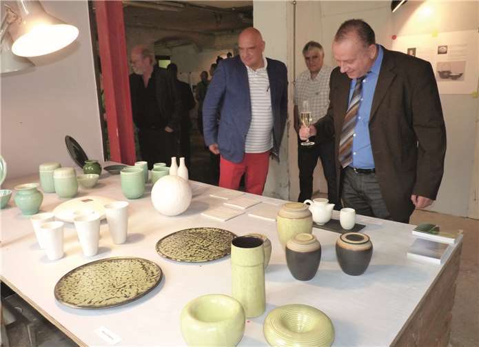 Johannes Bell, Bürgermeister der Verbandsgemeinde Brohltal, bewunderte die Arbeiten von Maria Hokema.