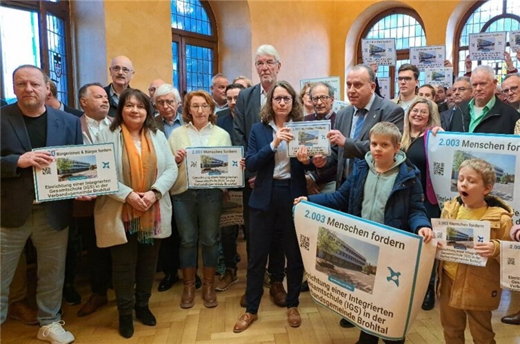 Johannes Bell, Bürgermeister der Verbandsgemeinde Brohltal, übergibt die Petition im Kreishaus an Landrätin Cornelia Weigand.