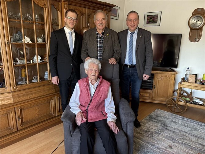 Johannes Bell, Sebastian Schmitt und August Henn gratulieren zum100. Geburtstag. Foto: privat
