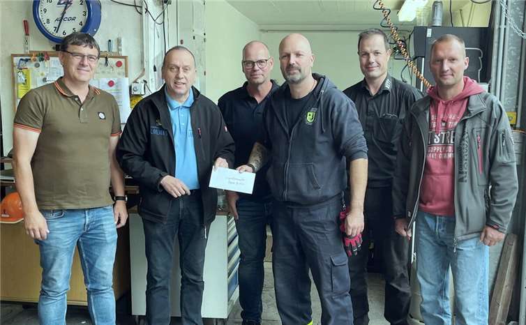 Johannes Bell bedankte sich im Namen der Verbands- und Ortsgemeinden bei Christian Heckel und seinem Team. Foto: privat