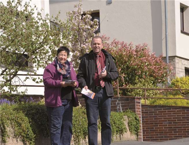 Johannes Bell beim Flyerverteilen in Wassenach.