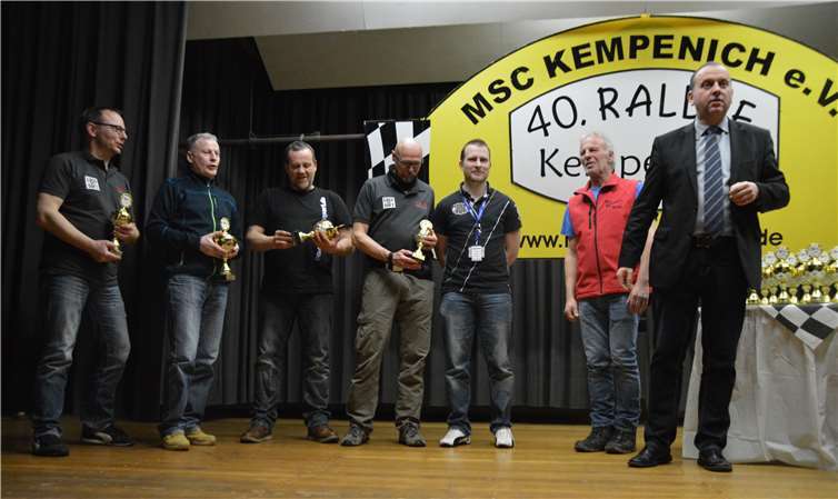 Johannes Bell (rechts), der Bürgermeister der Verbandsgemeinde, überreichte die Pokale in der Leyberghalle.